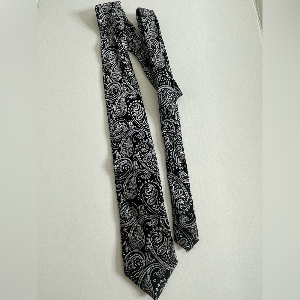 Geoffrey Beene Black and White Paisley Tie